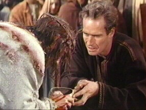 Ben Hur ayuda a un doliente Jesucristo en su ruta hacia el Calvario